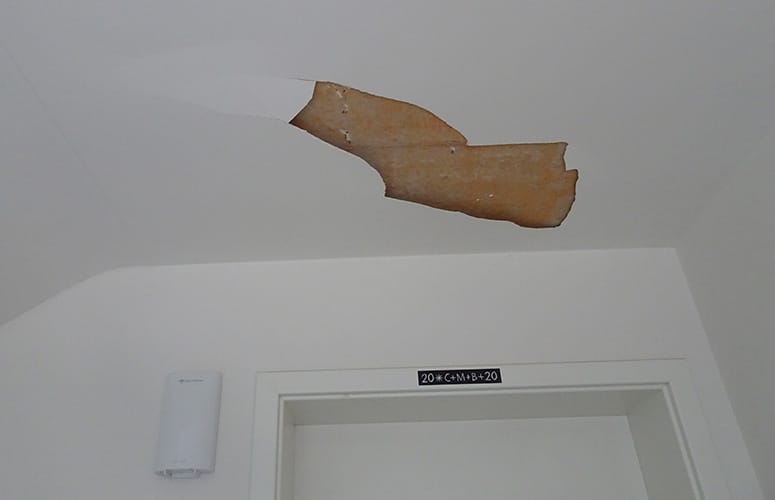 Abgeblätterter Putz im Treppenhaus