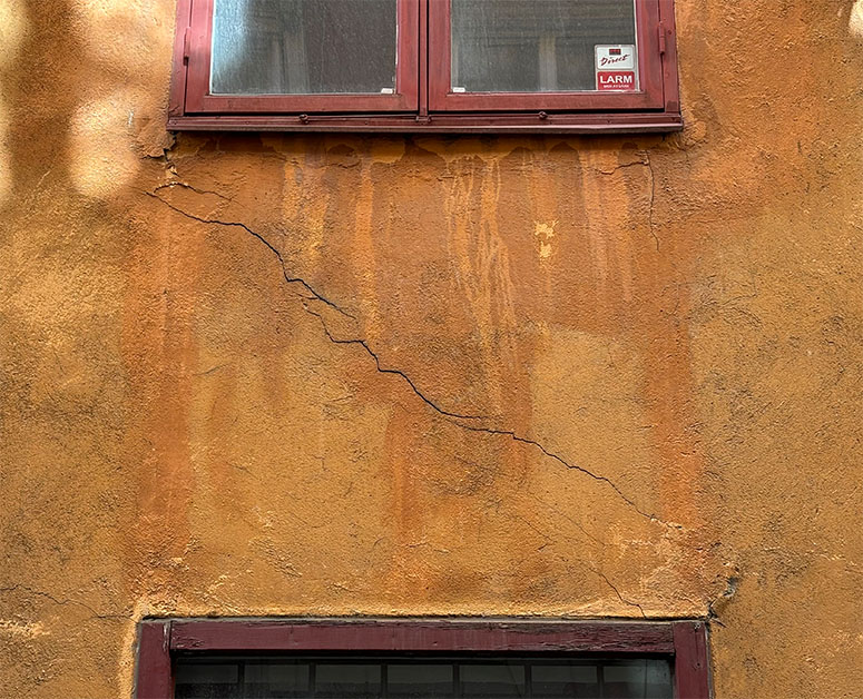 Rissbildung an einer Außenfassade